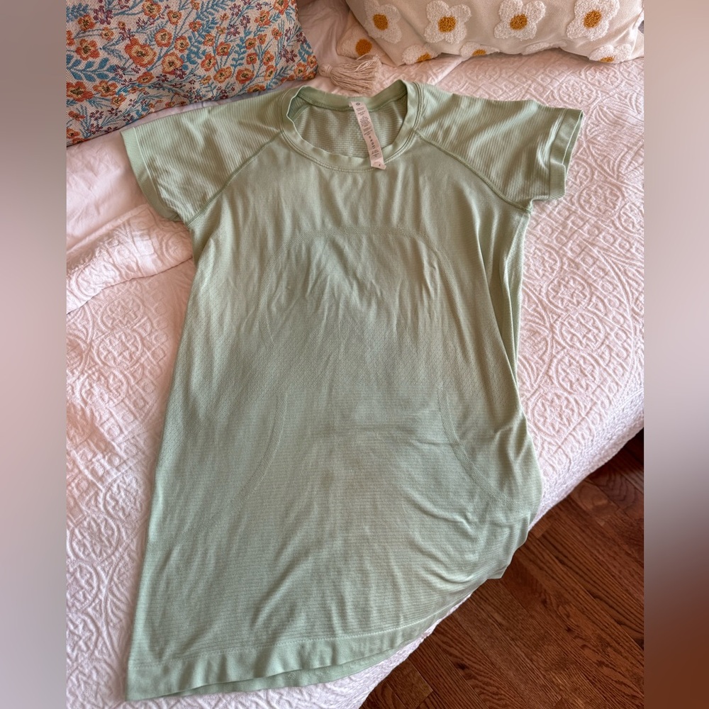 Lululemon | Swiftly Tech Short-Sleeve Shirt 2.0
Hip Length